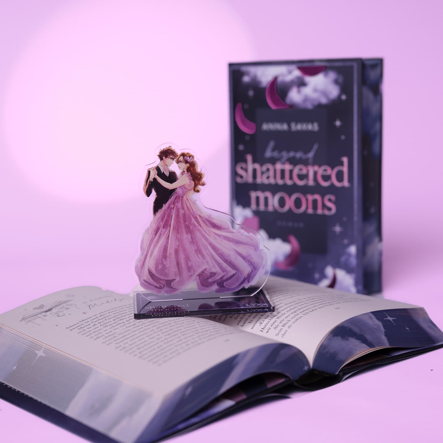 LONDON IS LONELY: Madelyn & Adam - Acrylaufsteller